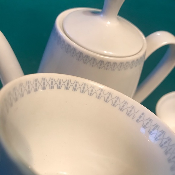 22pc Coffee/Tea Set w/a delicate blue trim design is made in Germany by Colditz - Picture 9 of 11